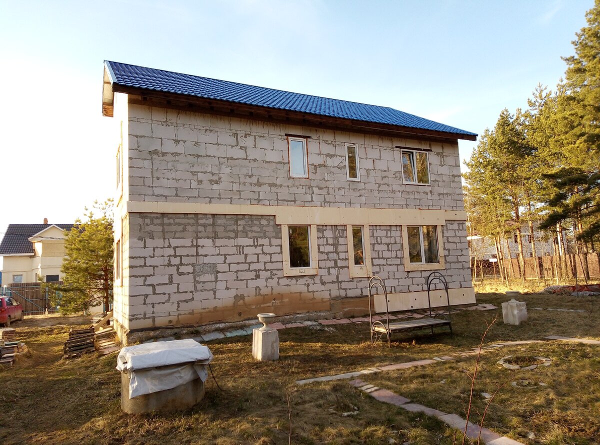 Наш дом со стороны участка