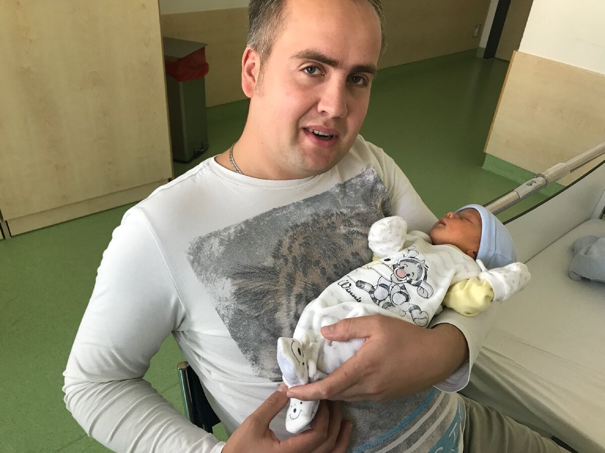 Целыми днями на протяжении недели проводил время с малышом в роддоме 