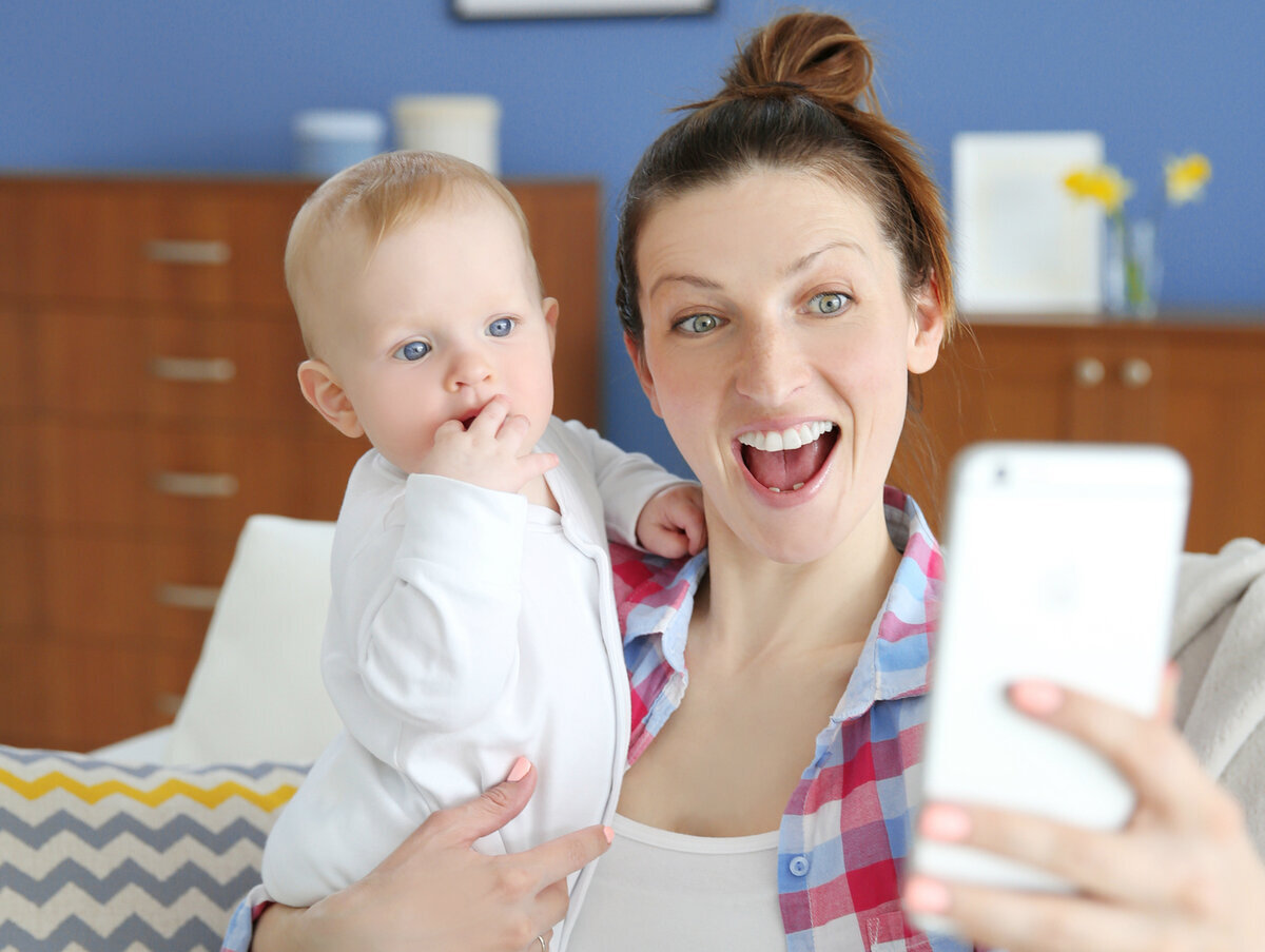 Как вы думаете - что первое видит только что родившийся ребенок?  Конечно, мамин телефон   –сэлфи и фотоотчет ВКонтакте «Я осчастливила мир!».  А что ребенок видит дома? Правильно!