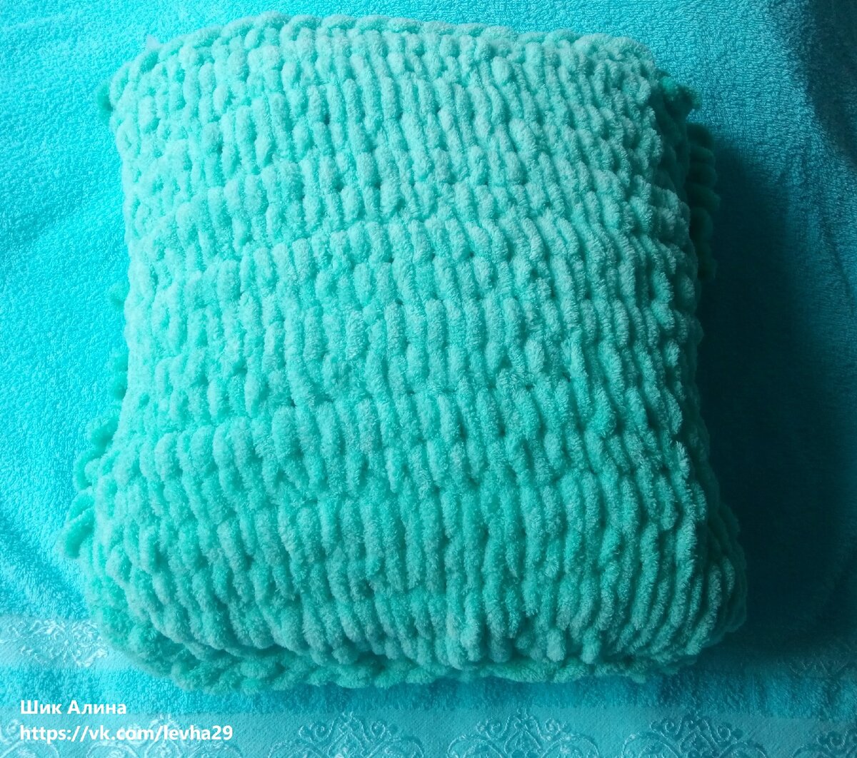 Обратная сторона подушки в  наволочке "барашек".