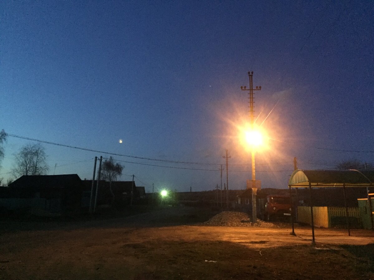 У двора 