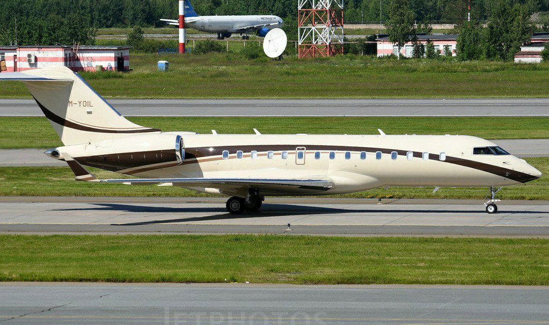 фото с TWITTER.COM (Своему самолёту Сечин скромно купил «блатные» номера «M-YOIL» что, по всей видимости, обозначает «MY OIL» (МОЯ НЕФТЬ), чтобы ни у кого не оставалось сомнения, чья нефть у «Роснефти».) 