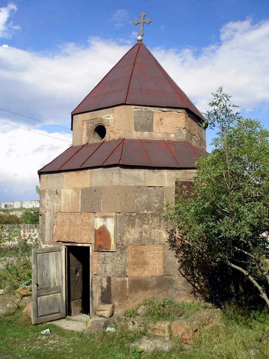 Церковь (а скорее часовня) в селе Арзни, сохранившаяся со времён, когда в Арзни жили армяне (до изгнания в XVII веке). Однако у местных жителей почему-то она известна под тюркским наименованием Джумбас.
 