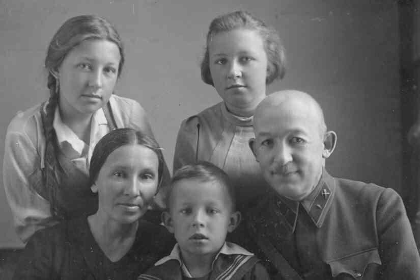 С семьей, 1942 год