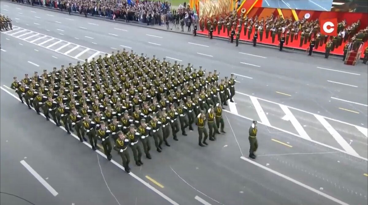 Лукашенко всё же провёл парад в Минске. В очередной раз показал, кто здесь 
