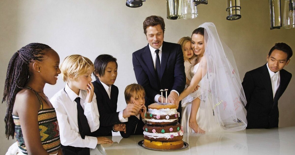 Фото из интернета. Семейный снимок со свадьбы Анджелины и Бреда.