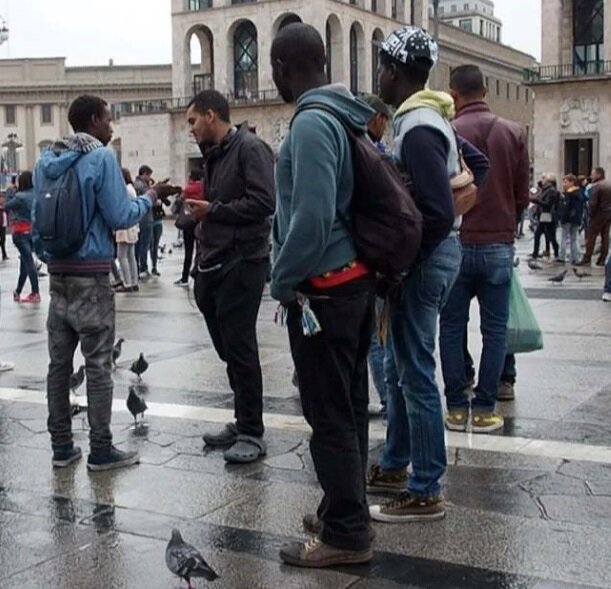 Под вечер начинает собираться разного рода народ, не боящийся темноты.