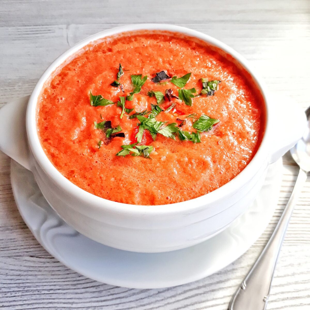 Ингредиенты: Помидоры  — 1 гкг., Огурцы  — 2 шт., Масло оливковое  — 3 ст.л., Перец болгарский  — 1 шт., Сок лимонный  — 2 ст.л., Чеснок  — 6-7 Зубчиков,  Лук репчатый  — 1 шт. (крупная луковица), Перец чёрный  — 1 щеп., Соль  — по вкусу,  Базилик сушеный  — 1 Щеп.