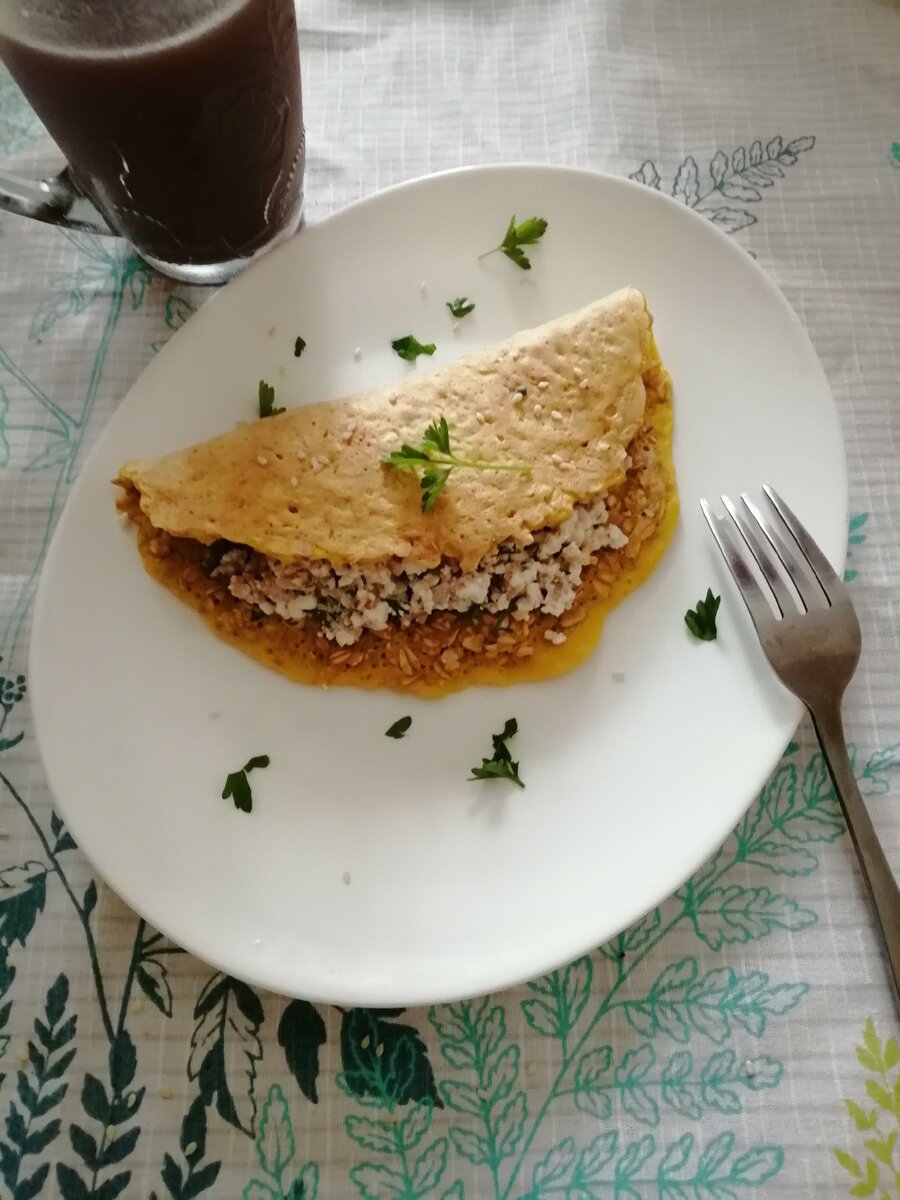 Овсяноблин с салатом из творога с орехами и чашечкой кофе...это очень вкусно!