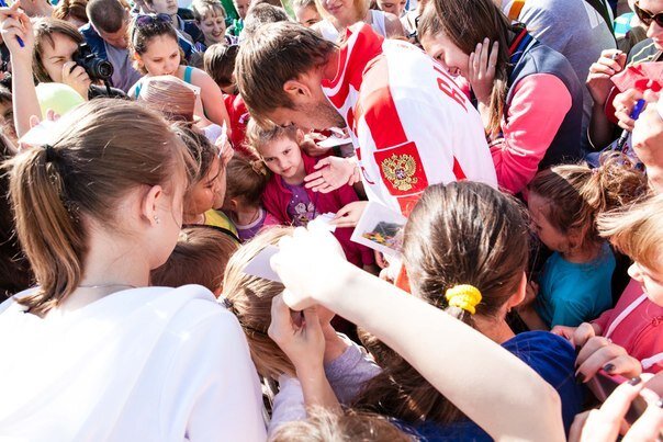 Первые годы работы нашего Фонда, Антон Шипулин участвует в автограф-сессии после благотворительного мероприятия.