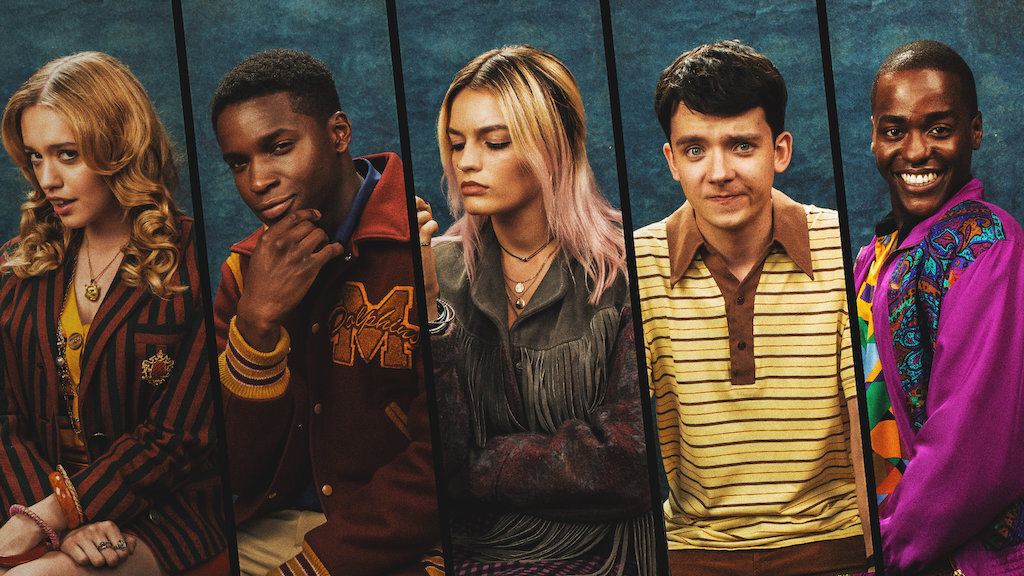 Стеснительный и необщительный подросток-девственник Отис живёт с мамой, которая работает секс-терапевтом. Объединившись с одноклассницей Мэйв, Отис проводит сеансы терапии для своих сверстников, чтобы помочь им разобраться с неловкими и запутанными ситуациями.