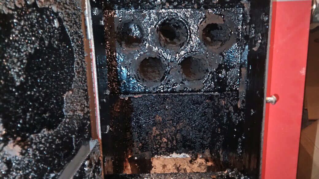 Смоляные отложения на внутренней поверхности котла  