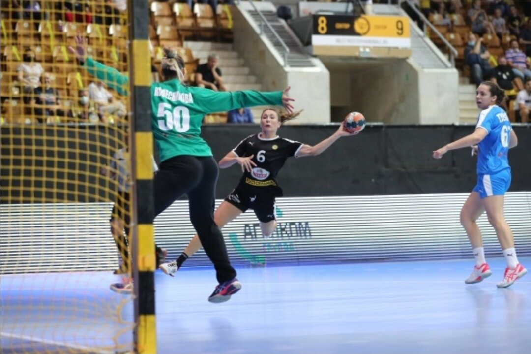 Первый тайм завершился со счетом 19:9

Фото: пресс-служба ГК «Ростов-Дон»

Женский гандбольный клуб «Ростов-Дон» в домашнем матче чемпионата России обыграл «Динамо-Синара» из Волгограда со счетом 33:21.

Ростовчанки решили исход встречи еще в первом тайме. Команда из Волгограда, составленная из молодых гандболисток, изо всех сил пыталась навязать борьбу более опытным соперницам, но сделать этого не смогла. Первый тайм завершился со счетом 19:9 в пользу «Ростов-Дона».

В середине второго тайма повреждение получила разыгрывающая ростовчанок Ярослава Фролова, самостоятельно покинуть площадку она не смогла. Матч завершился со счетом 33:21.