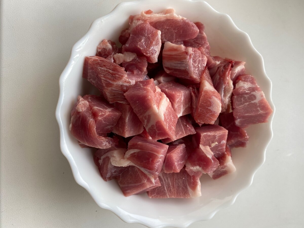 Мясо, у меня была свинина, так же нарезаем кубиком. Размер кубиков не имеет значения, кто как больше любит, большие/маленькие
