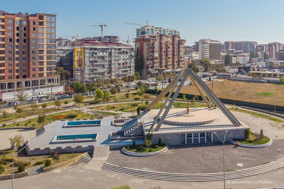 Фотки махачкалы. Столица Дагестана Махачкала. Махачкала столица Дагестана достопримечательности. Памятник русской учительнице в Махачкале. Махачкала центр города.