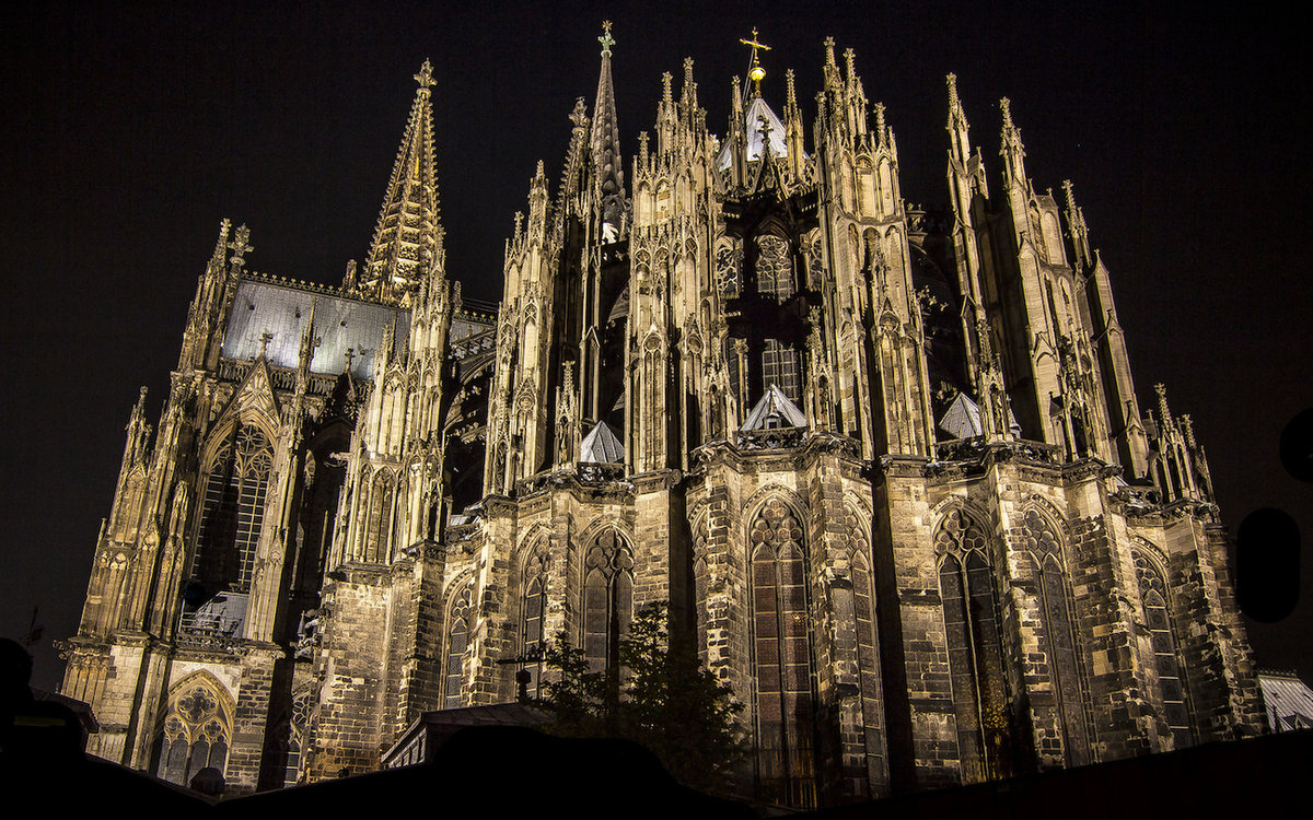 Кёльнский собор (нем. Kölner Dom) — готический собор в Кёльне (Германия), объект всемирного культурного наследия ЮНЕСКО. Строительство: 1248—1437 гг., 1842—1880 гг. С высотой в 157 метров, был самым высоким зданием мира с 1880 по 1884 год.