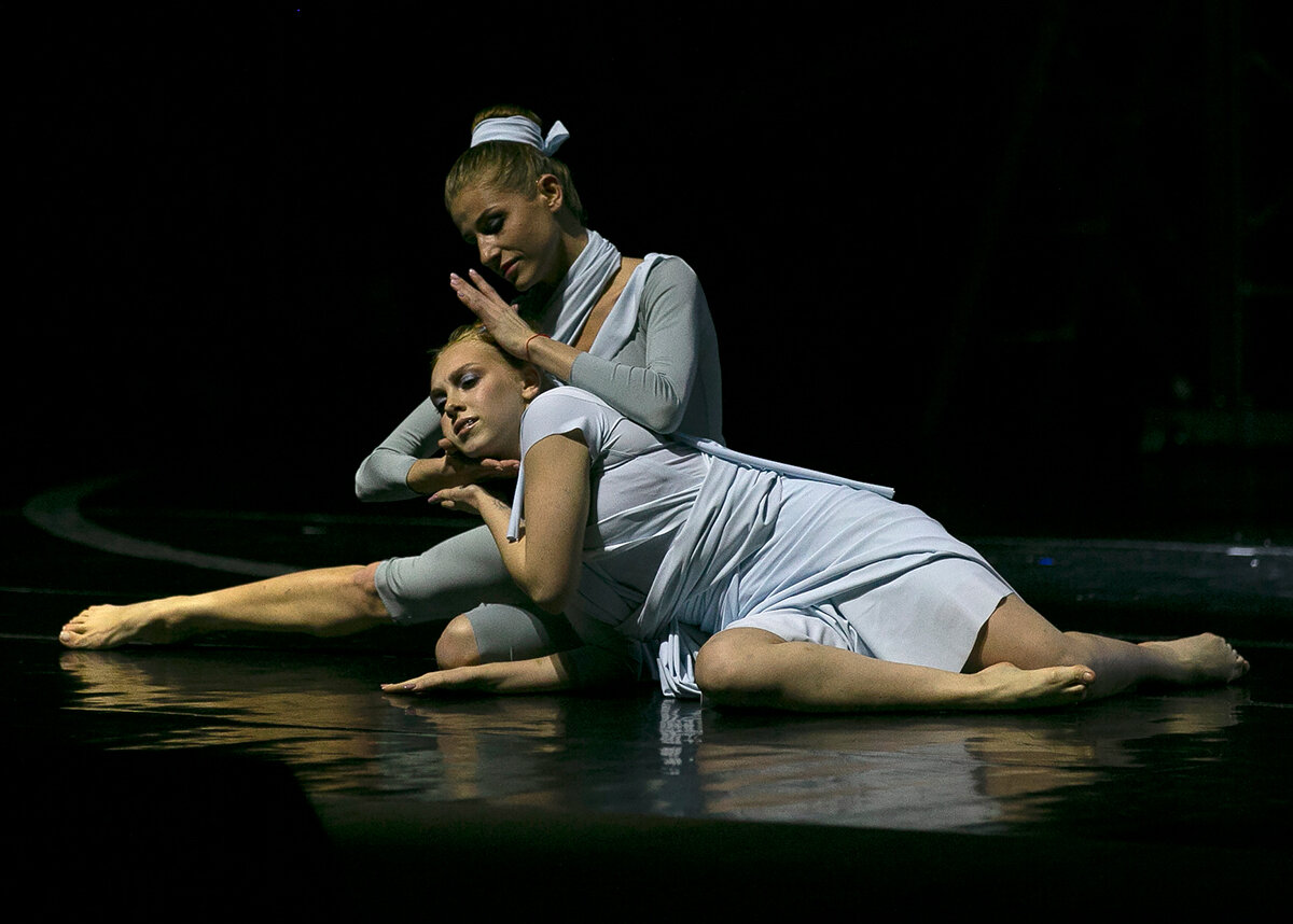 Сцена спектакля «Позор Солнца». Фото Михаил Сербин.