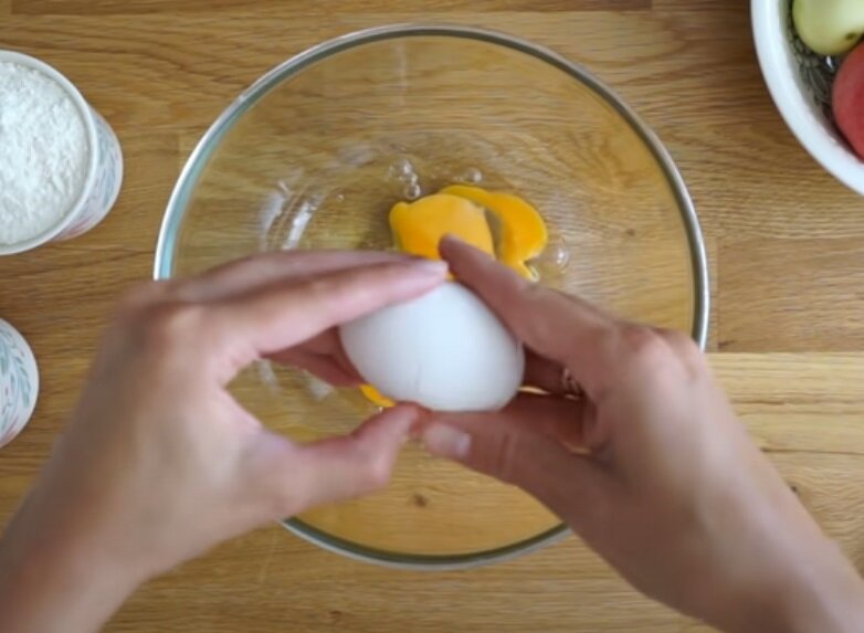Яйца перелить в миксер или в миску