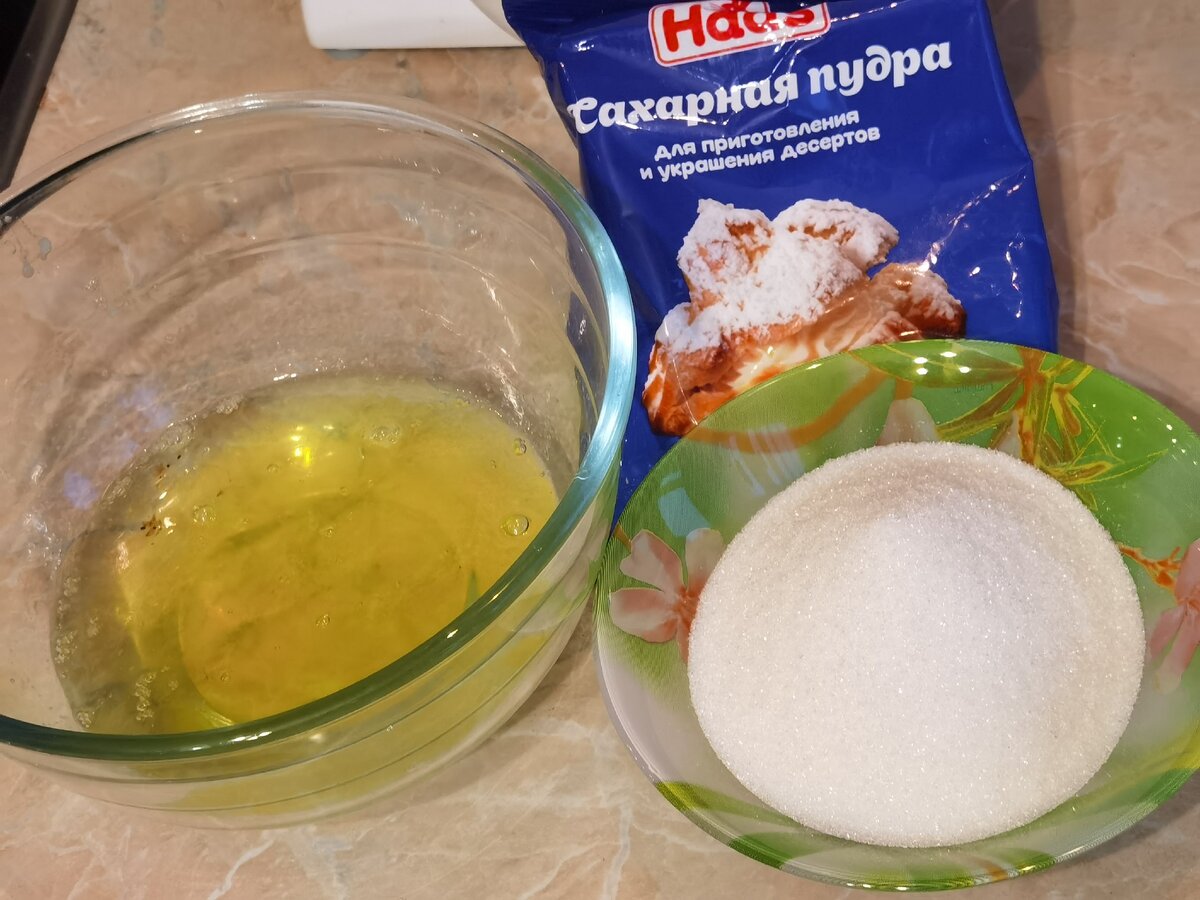 Если не уверены в своих силах по разделению белков и желтков, то лучше разделять яйца над отдельной тарелочкой и потом переливать белок в общую массу белков 