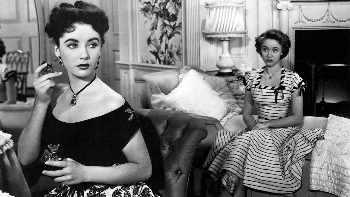 Даже Элизабет Тейлор (на фото с Джейн Пауэлл в фильме 1948 года «Свидание с Джуди») осознала силу духов и важность того, чтобы они всегда были под рукой. Фото взято из открытых интернет источников.