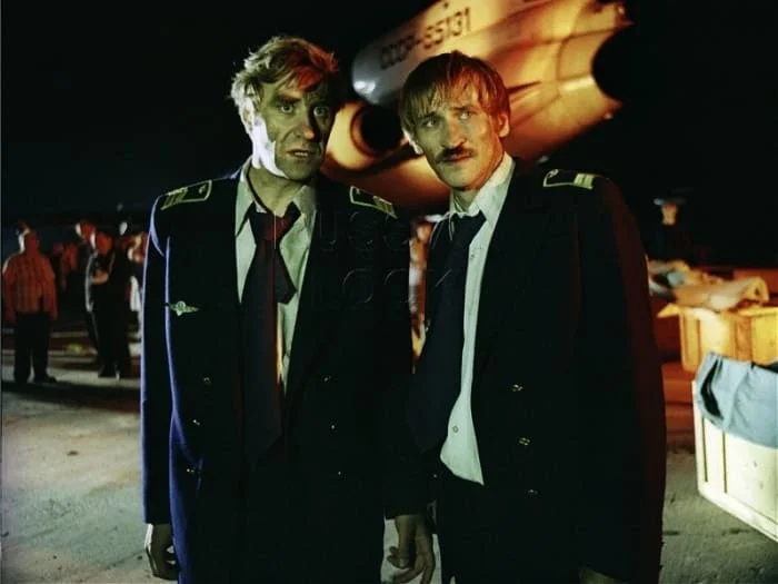 Анатолий Васильев — Валентин Георгиевич Ненароков, второй пилот, Леонид Филатов — Игорь Скворцов, бортинженер.