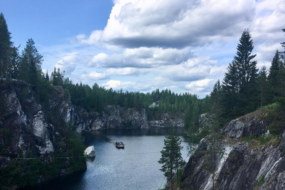 Возможно лодка с рыцарями, в доспехах и латах. 