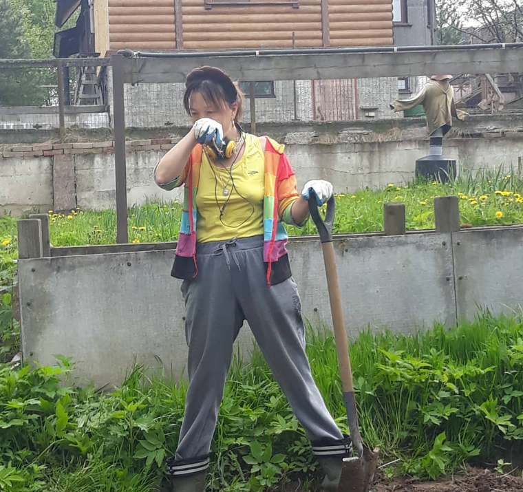 Азиза любит трудиться на огороде (фото из личного архива певицы)