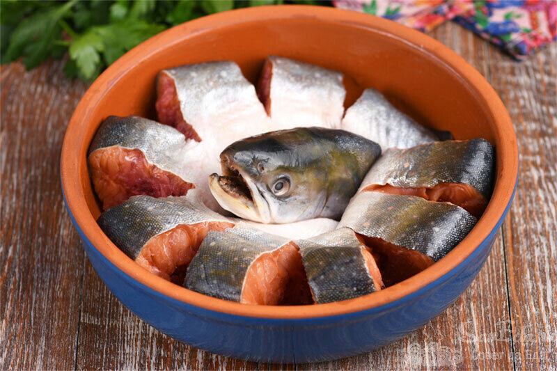 Рыба под сметанным соусом в духовке - пошаговый рецепт с фото на уральские-газоны.рф
