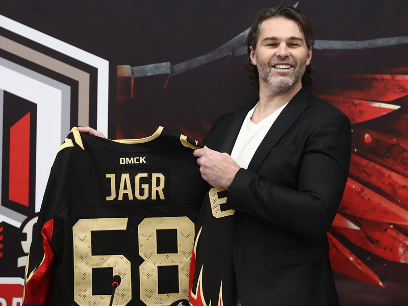Яромиру Ягру подарили именную Джерси ко дню рождения клуба.
