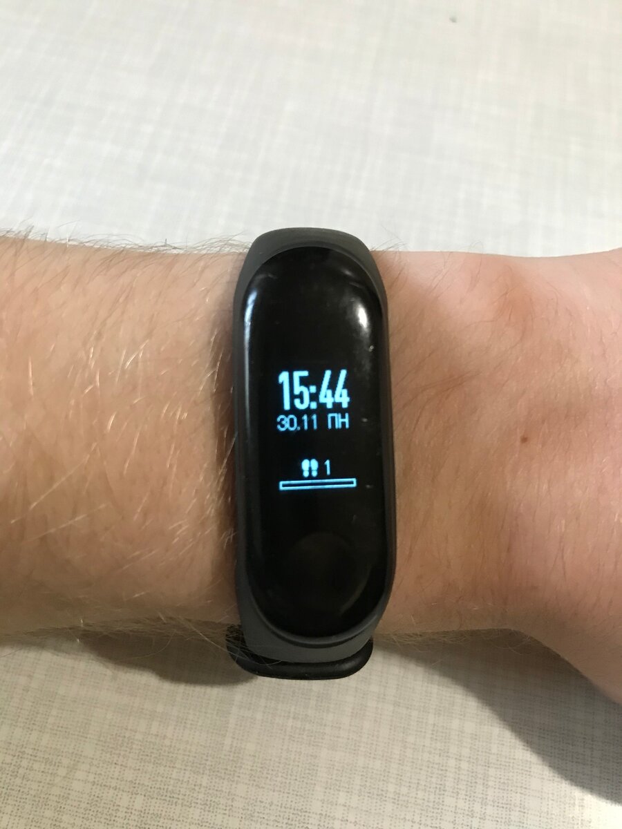 mi band 3 на руке