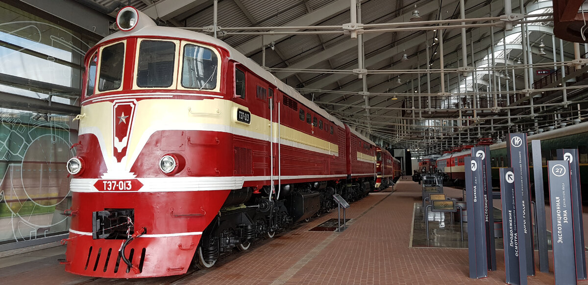 Двухсекционный пассажирский тепловоз серии ТЭ7-013 в составе экспозиции "Музея железных дорог России" в С. Петербурге. Фото: Алексей Алексеев 