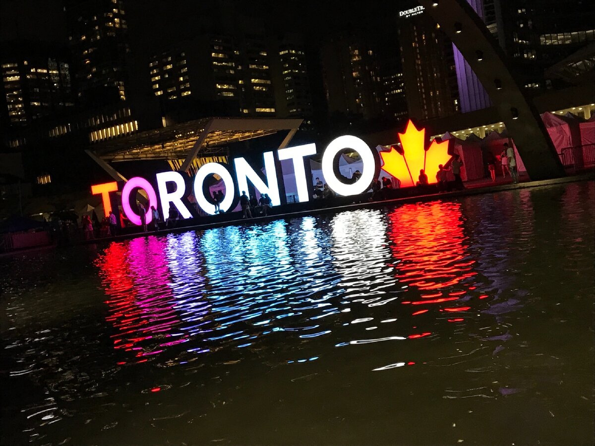 Надпись «Toronto» на площади перед городской мэрией