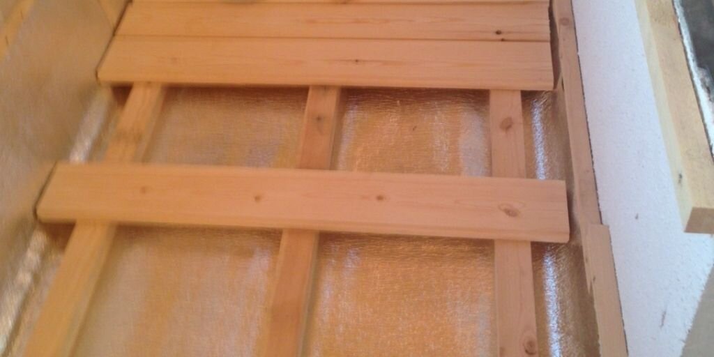 Лаги пола положил на утеплитель, чтобы не было мостиков холода. Фото автора