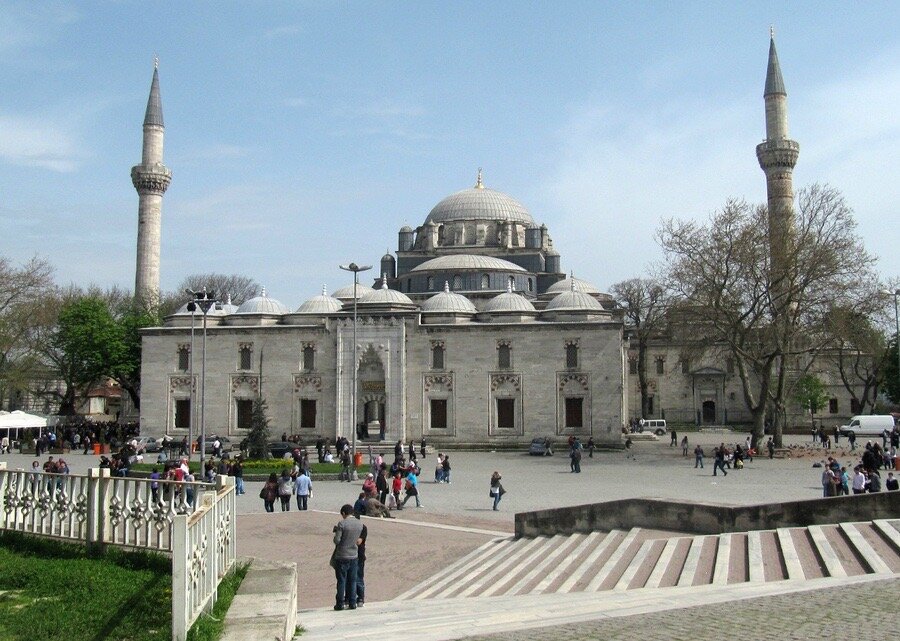 Площадь перед мечетью Баязит, где я начала свой бизнес