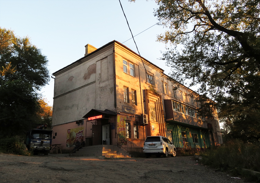 Бывшие владивосток. Владивосток разруха. Владивосток улица Чуркина Барак. Старые дома на Чуркине во Владивостоке. Улица Ракитная Чуркин старый частный сектор.