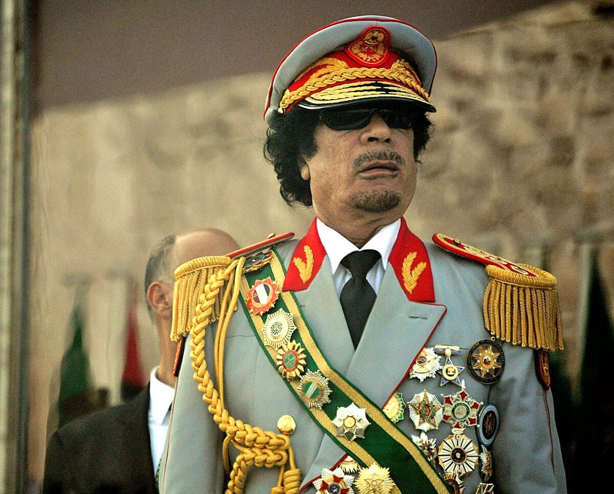 Муамар бен Мухаммед Абу Меньяр Абдель Салям бен Хамид аль-Каддафи (полное имя)