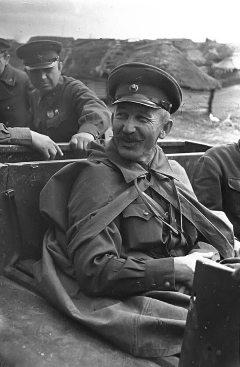 Lieutenant-General Pavel Belov with officers of the headquarters | War  photo archive | Дзен