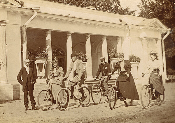  Группа велосипедистов на прогулке в окрестностях С-Петербурга. 1896 год. Фото из коллекции Веломузея Андрея Мятиева,