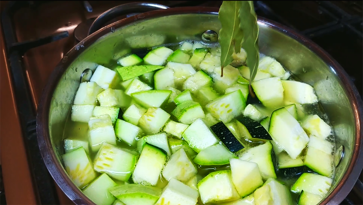 Вареный кабачок. Отваренный цукини. Цукини вареные. Как варить кабачок.