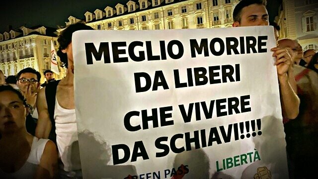 Лучше умереть свободным, чем жить рабом! Толпа на площади Кастелло в Турине в честь Дня без страха, мероприятия, запущенного два дня назад через Интернет в знак протеста против Зеленого пропуска и обязательной вакцинации, Турин, 22 июля 2021 года
