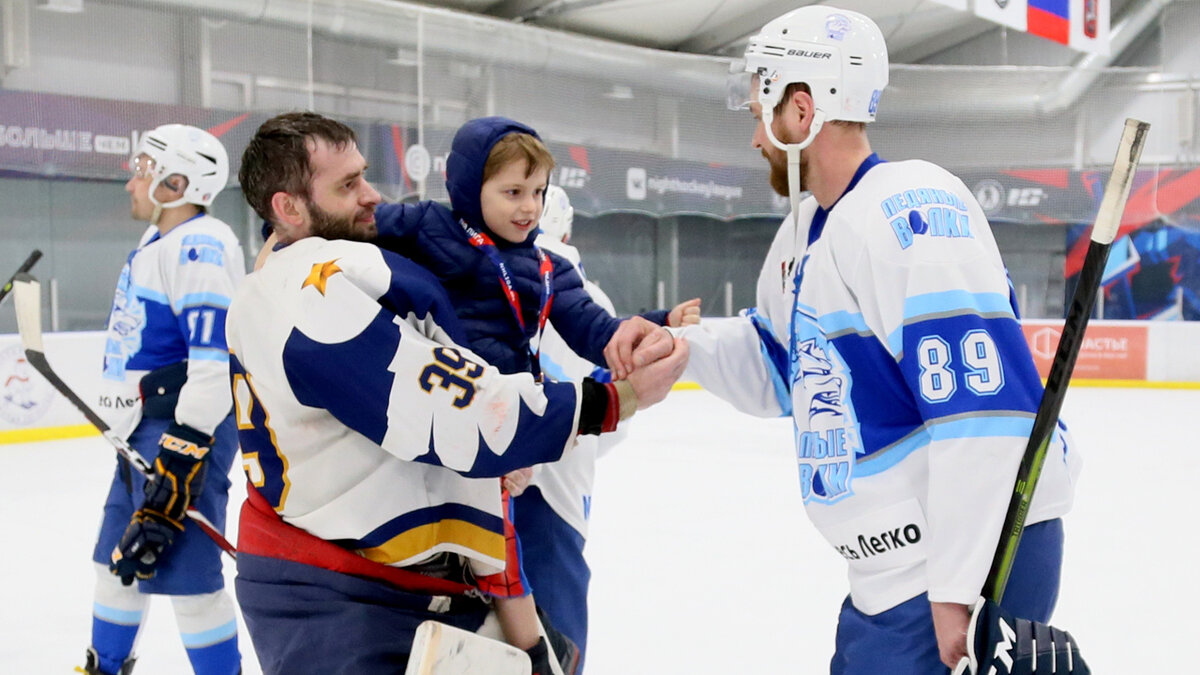 Игроки "Сборной ОХЛ" и "Ледяные Волки" после матча. Фото: Борис Татаринов