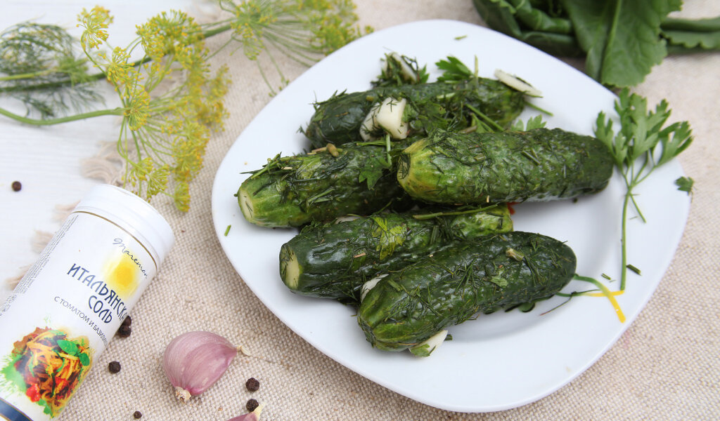 Быстрые малосольные огурцы