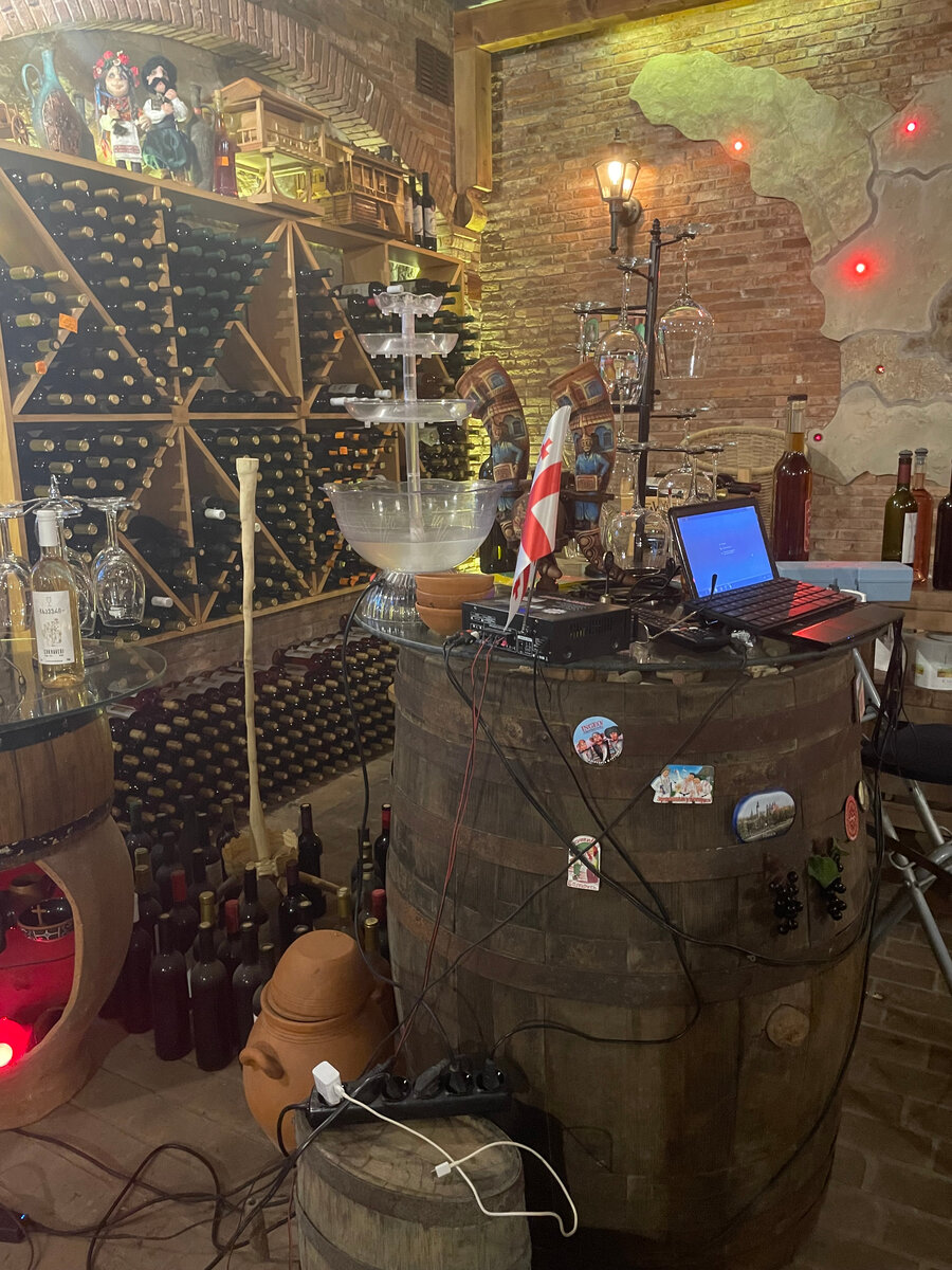 Фото автора. Дегустационный зал в Батуми.