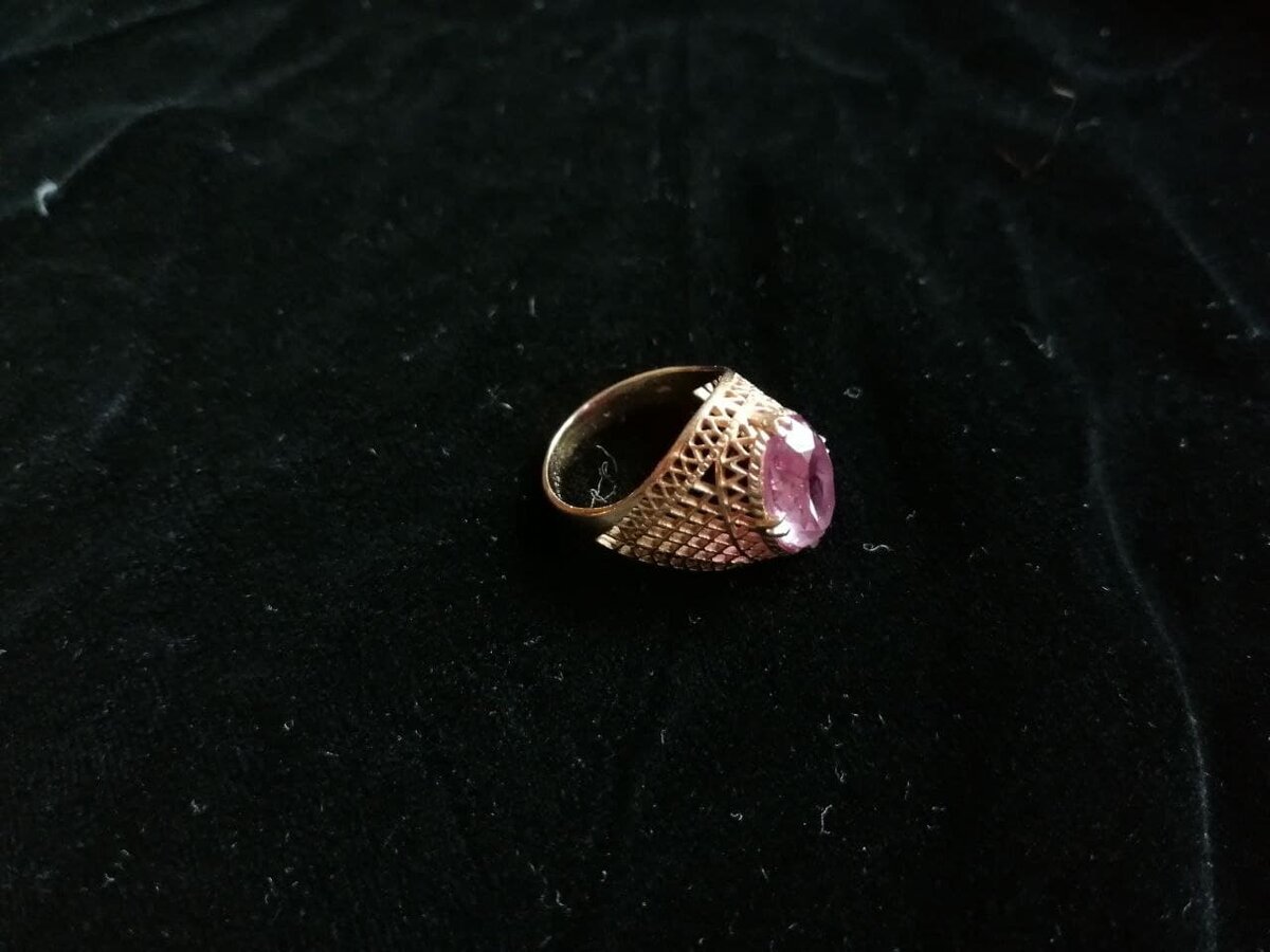 Это кольцо моей мамы, с которым я никогда и ни за что не расстанусь. Мне оно очень нравится, хоть дизайн и не современный. Маловато, но хочу растянуть и носить. Фото Светы Давыдовой