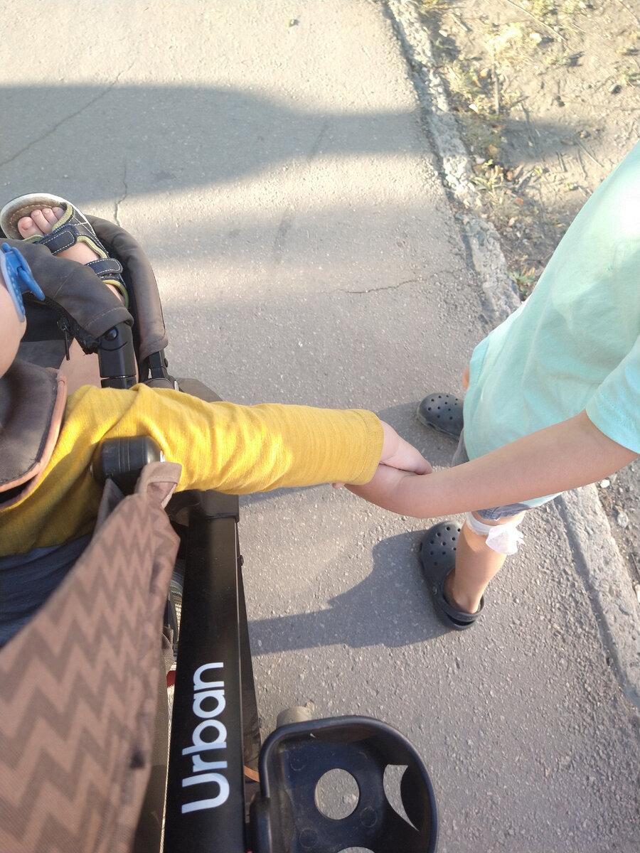 Илюша и Юра в редкие минуты дружбы