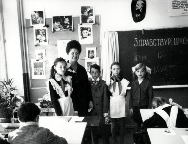 1 сентября всегда было торжественным днем. Ученики возвращались в школы после летних каникул и приходили на линейки в свежо выглаженной форме и с большими букетами.-12