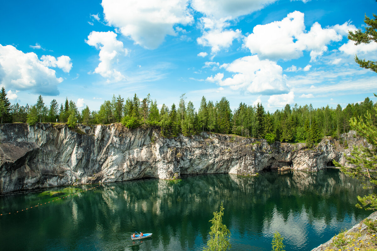 Карьер тогда еще был относительно диковатым и без красивой тропы вокруг