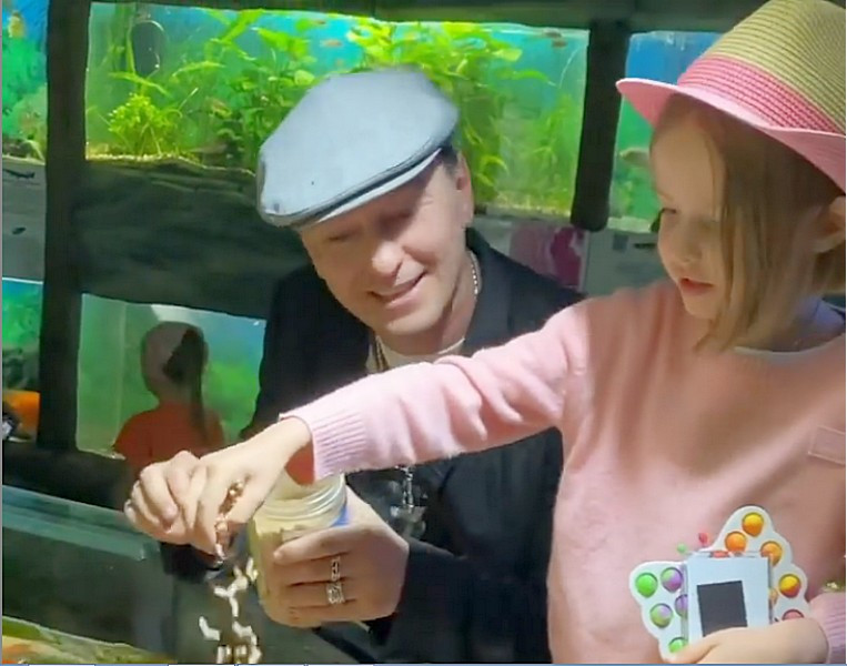 Актёр с дочерью в Алуштинском аквариуме. Фото: Сергей Безруков|Instagram