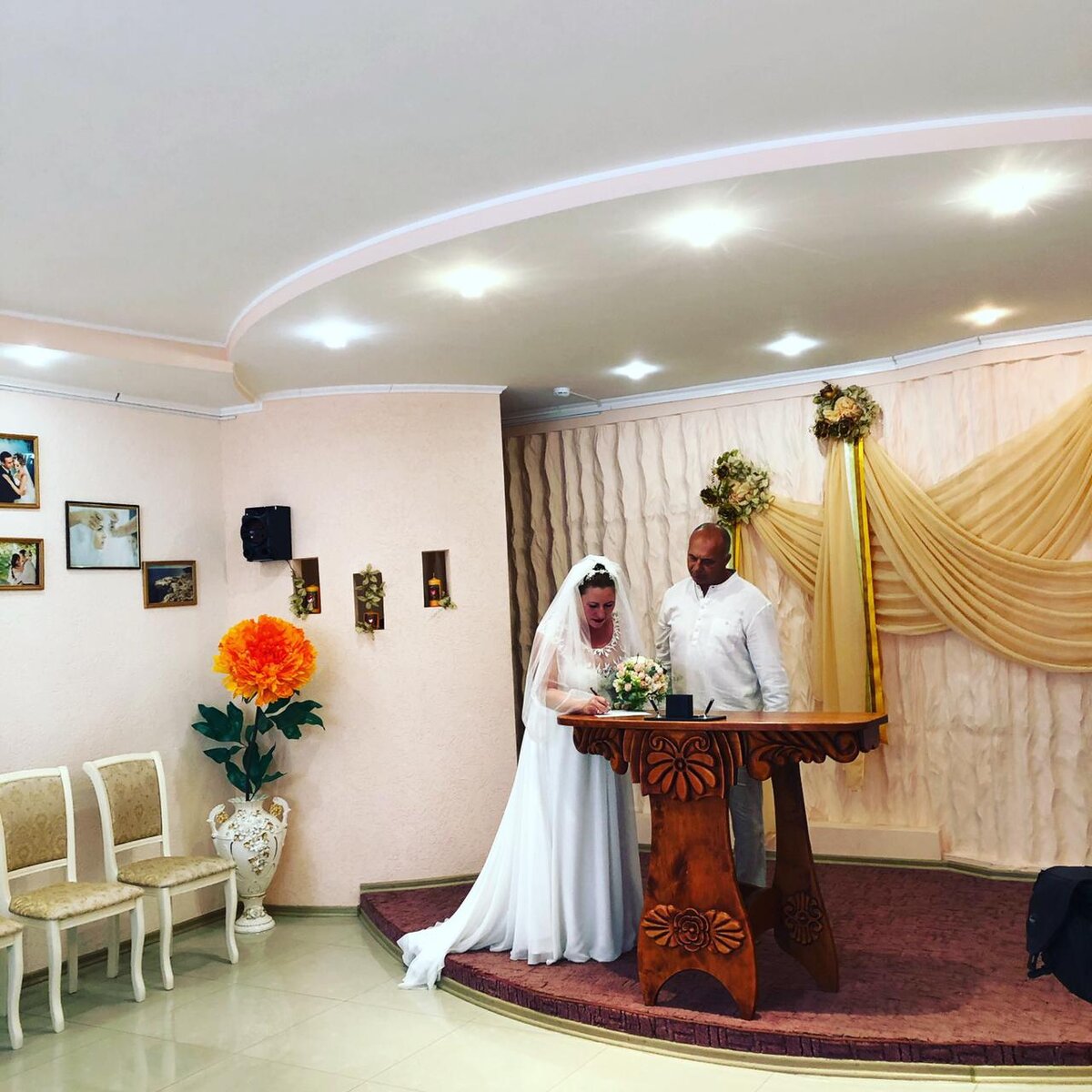 На фото я заплаканная. на своей свадьбе  разревелась