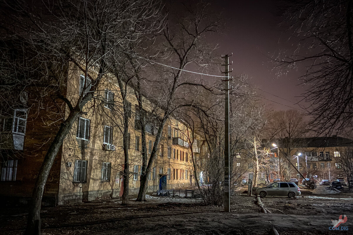 Жилые дома на окраине летного городка. 